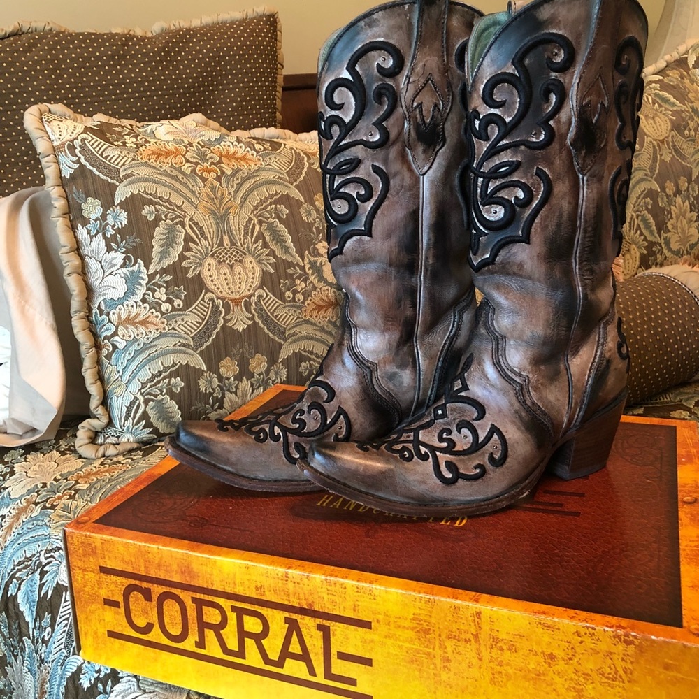 Corral Embroidered Snip Toes